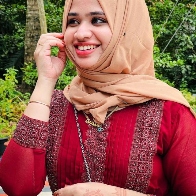 മലയാളീസ് ഓൺലി ???