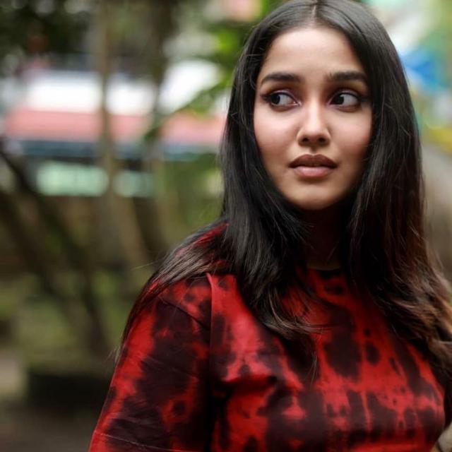 പത്തിൽ പഠിക്കുന്ന പെണ്ണ്