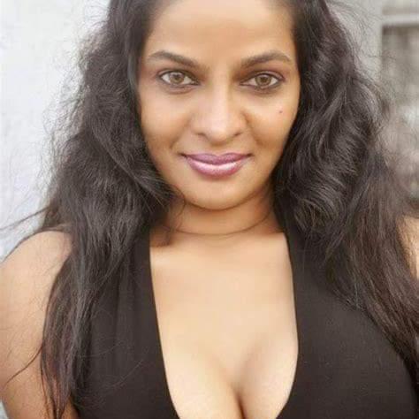 പൂറിൽ കയറ്റി മുലയിൽ കയററി