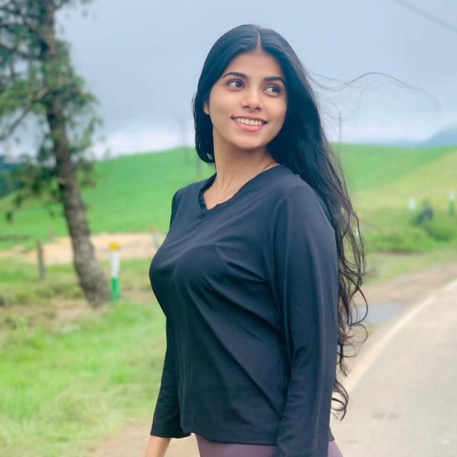 අක්කට අතෙ ගහමු👙