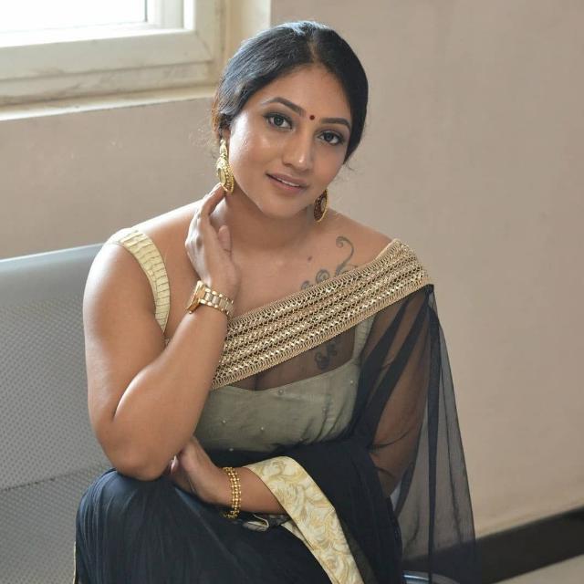 അമ്മുന്റെ മുലകൾ ??