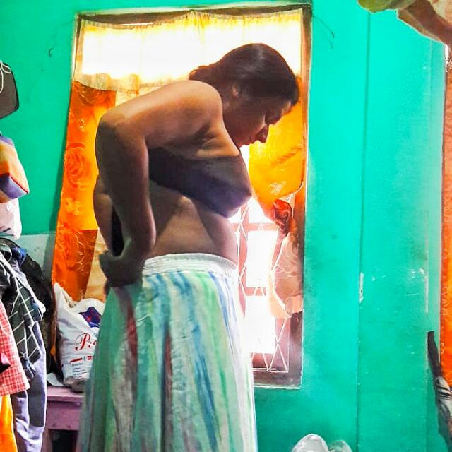 අම්මගෙ ? කටට ? දෙමු 