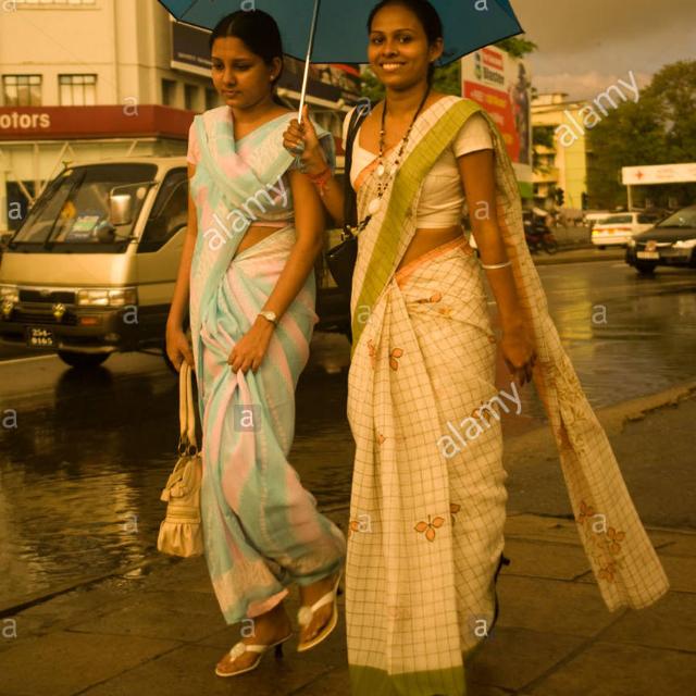 සාරි ඔසරි අදින කෙල්ලෝ