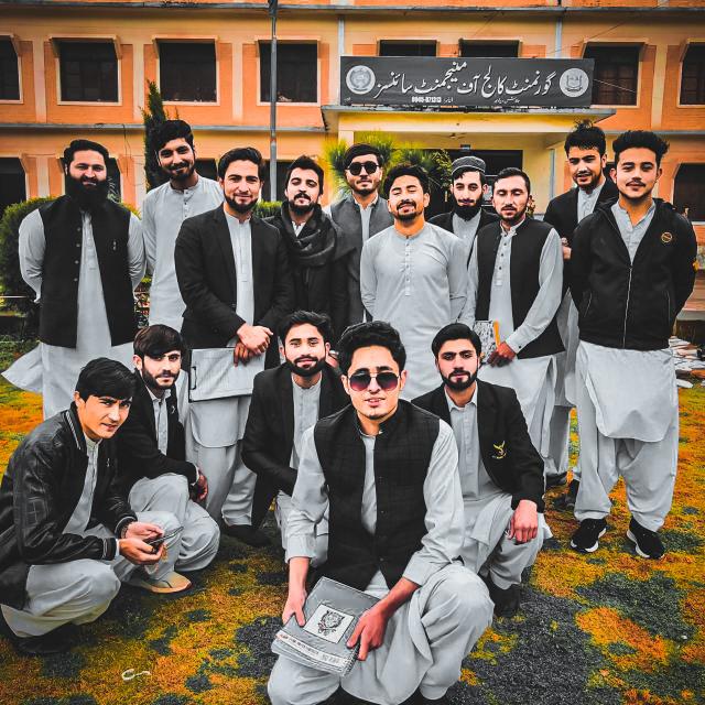 ᏨᎾᏝᏝᎬᎶᎬ ᏰᏬᎠᎠᎨᎬᏕ