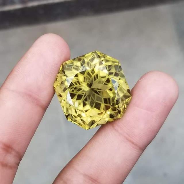 රළු මැණික් මිලදී ගැනීම සහ විකිණීමේ මධ්යස්ථානය