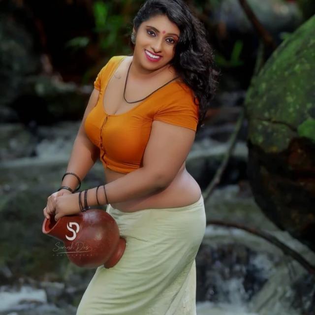 ??അയലത്തെ ആന്റി??