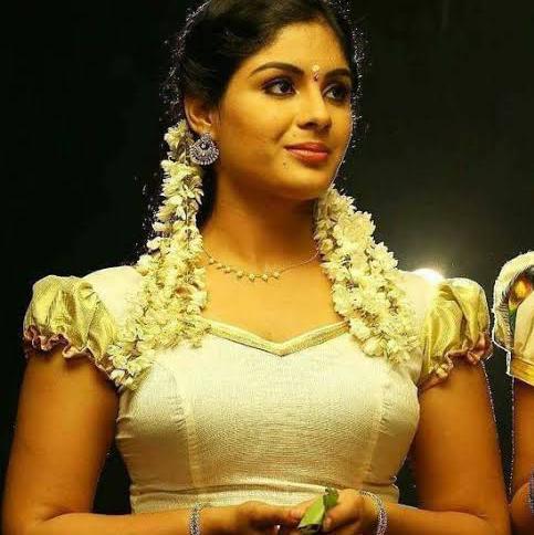 അയലത്തെ പെണ്ണ്