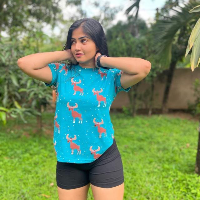 මේ මගේ එකට ආස විශ්වාසවන්ත අක්කල නංගිල එන්න